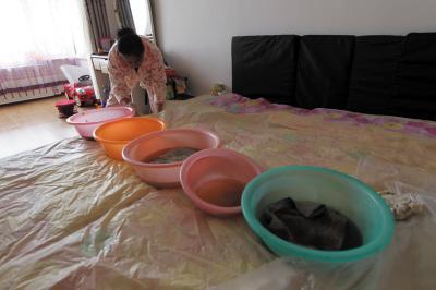 福贡楼上漏水，住户失联，小区没物管，业主维权难！律师来支招……